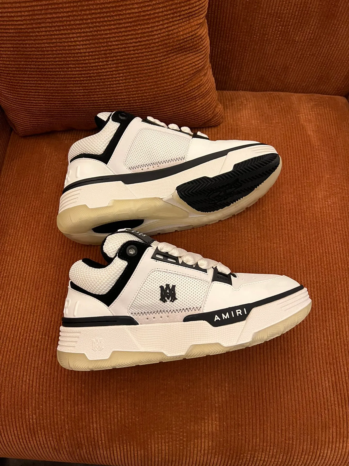 p620💰Men's shoes Amiri Emile's 2023 spring and summer new MA-1 bread shoes, couple models, casual sports shoes, sneakers Amiri gave up the rock punk style in the new season and used a large number of unsaturated colors, Morandi tones, whether you see or wear them, it will make people very happy. The large tongue of the bread shoes continues, shortens the length of the shoe body, thickens the midsole, and the toe part is more rounded. Amiri's brand letters and MA logo appear on the side of the shoe. Fabric: Original customized imported first-layer cowhide + mesh. Lining: Original customized breathable towel lining. Outsole. Foam combination material. Bottom thickness: 4CM. Size: Men's 39-45